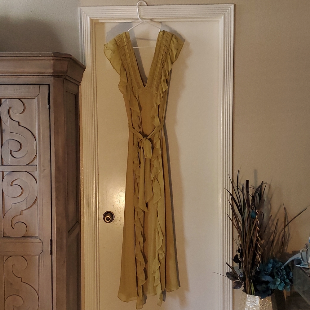 Lovely yellow dress size large I purchased and never wore.
